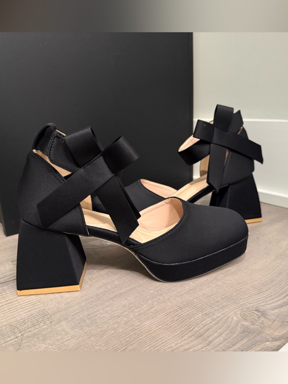 Stylish Bowknot Strap Chunky Heel Closed Toe Sandals